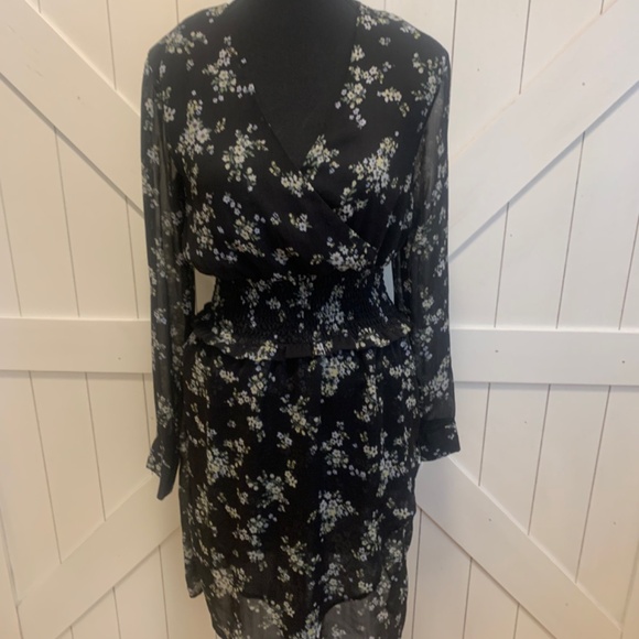 Floral Dress for Women - Size Small from Suzy Shier - Picture 4 of 6